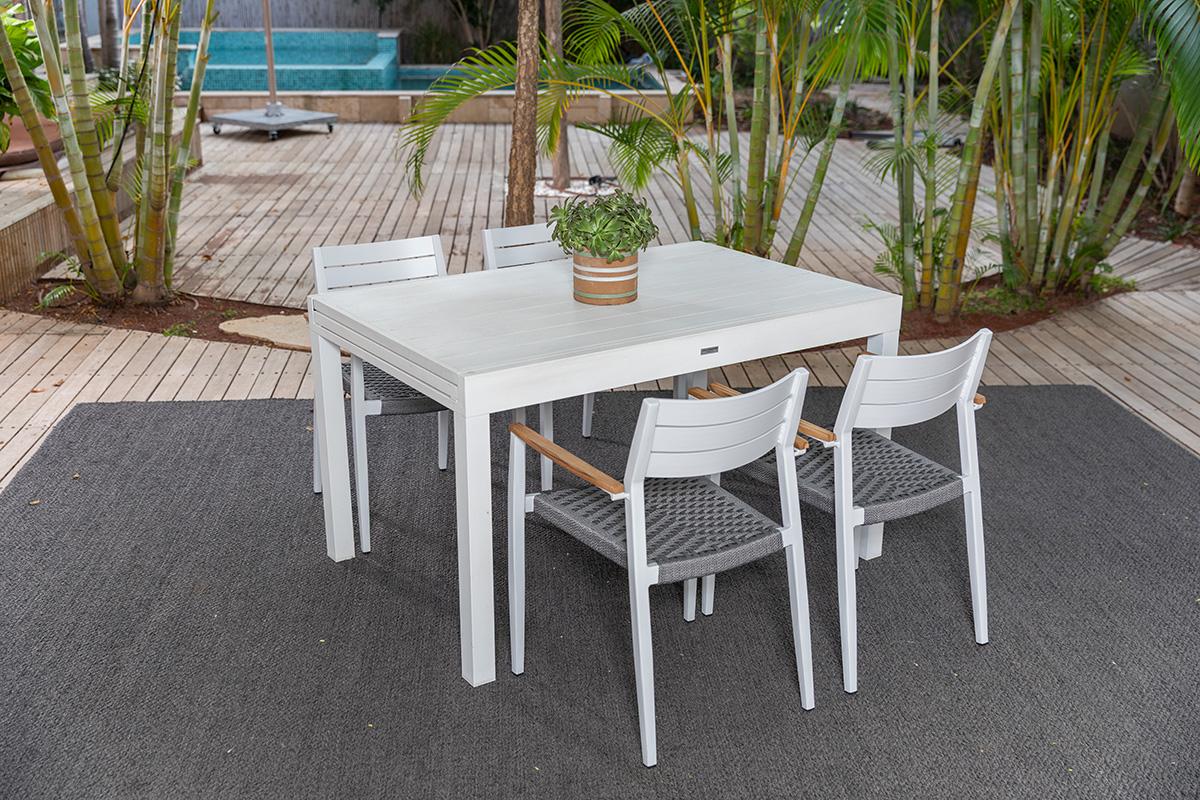 שיבס | שולחן במידה 135 ס"מ נפתח ל - 270 ס"מ + 4 כיסאות סיטי עם ידיות