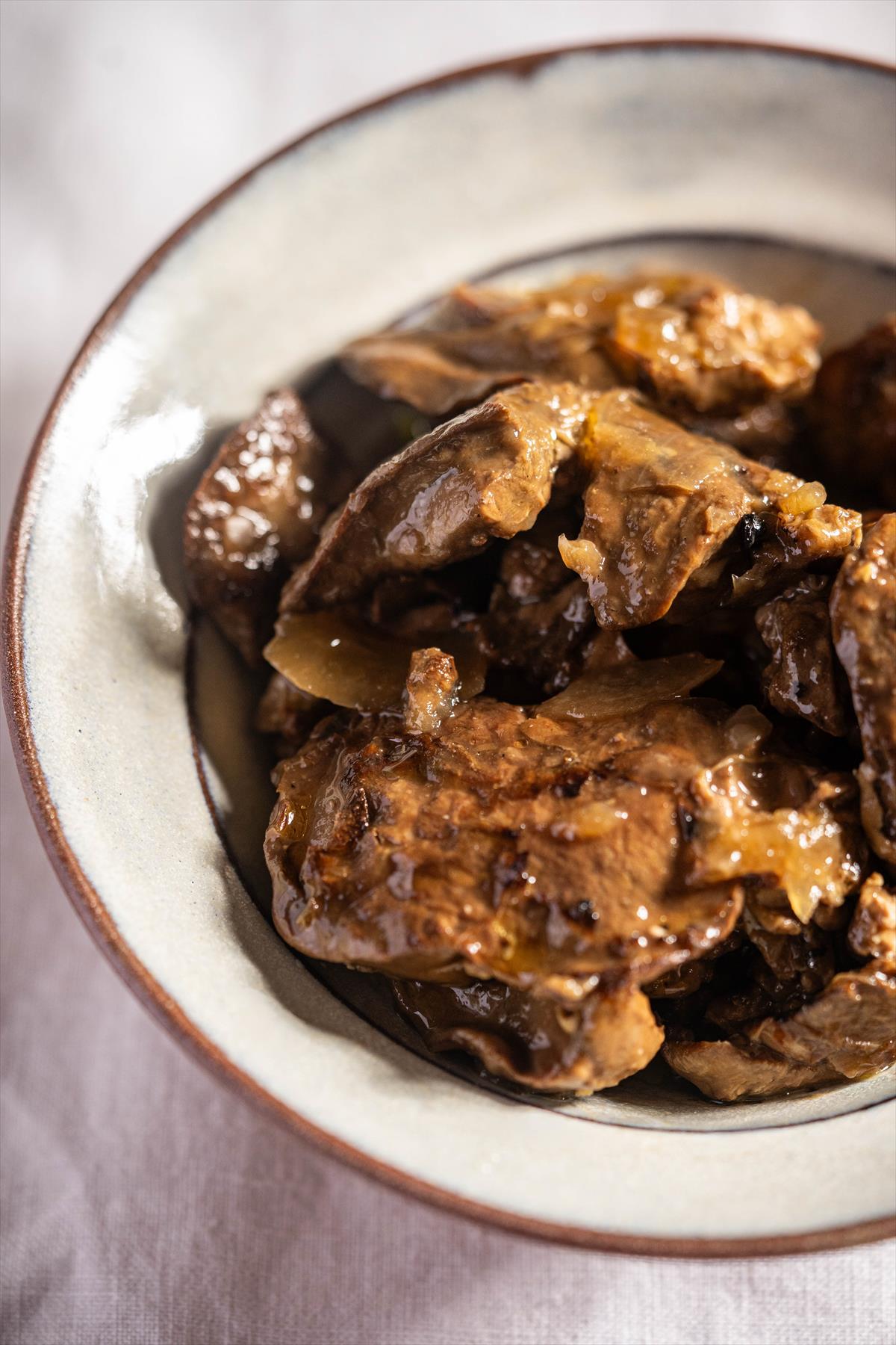 כבד צלוי ברוטב יין, בצל וסילאן