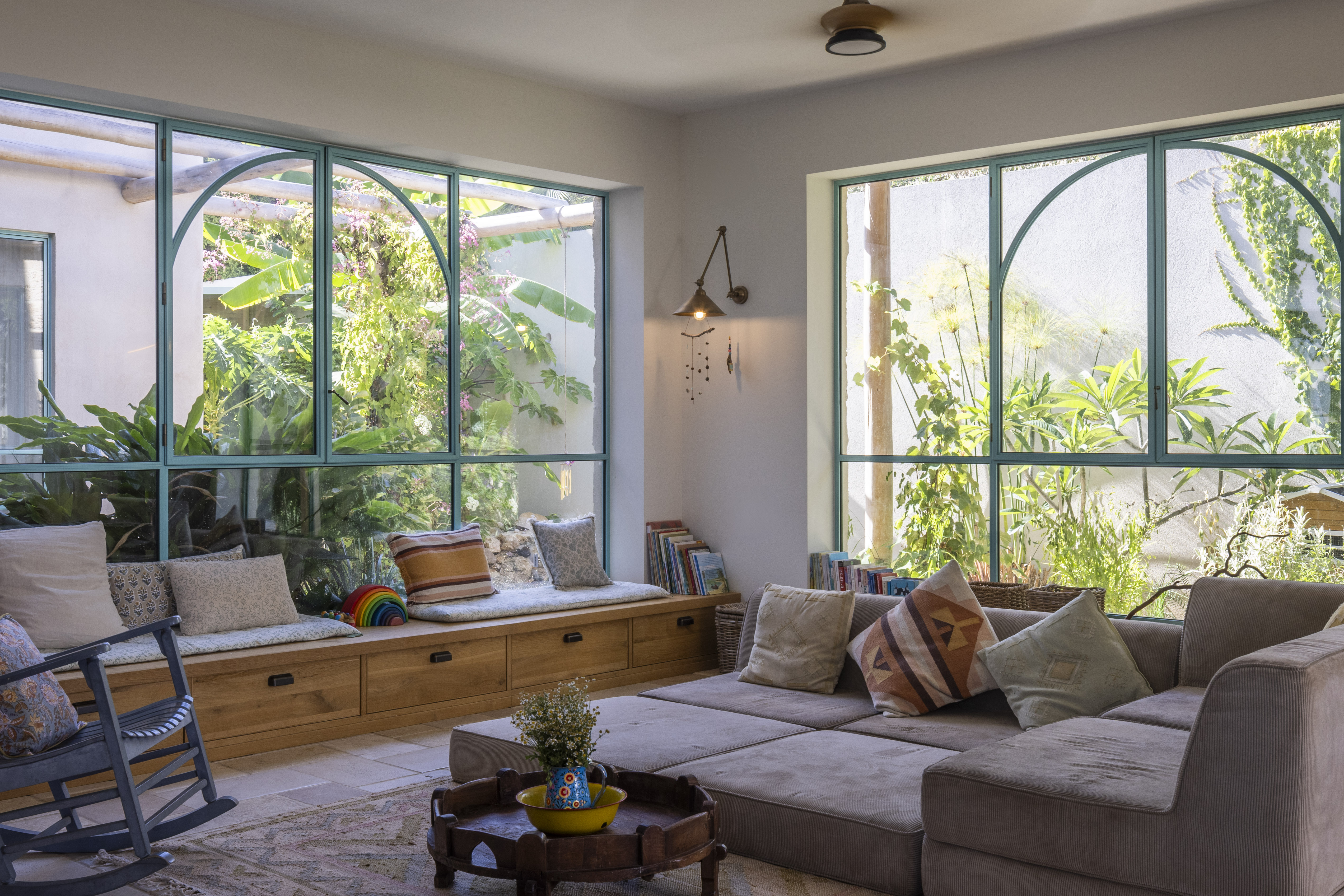 בית ים תיכוני עם חלונות בגוון אקווה