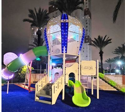 גן משחקים עם תאורת לד משולבת