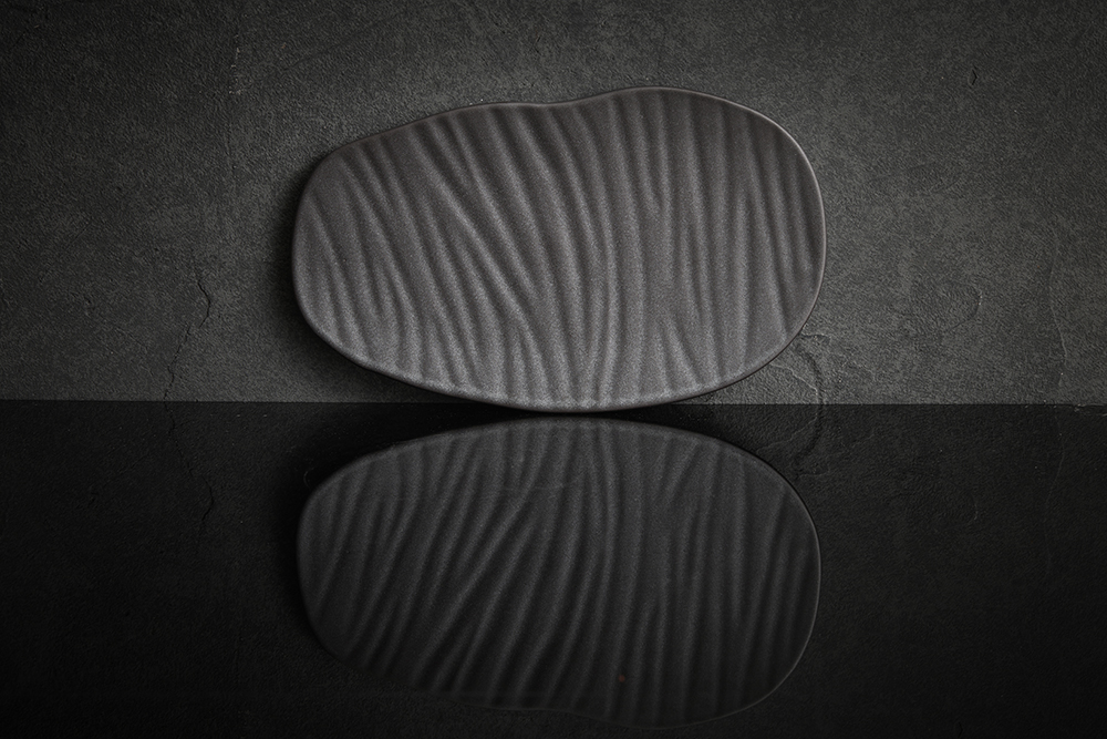 פלטה אובל שטוחה 26 ס"מ פסים ללא שוליים LEK שחור