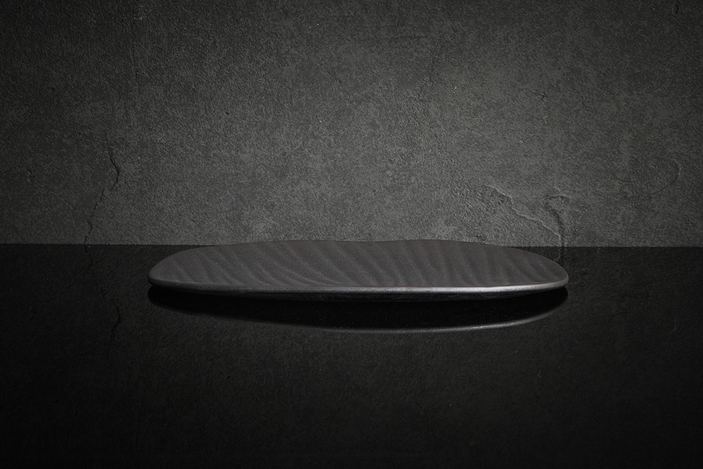 פלטה אובל שטוחה 26 ס"מ פסים ללא שוליים LEK שחור