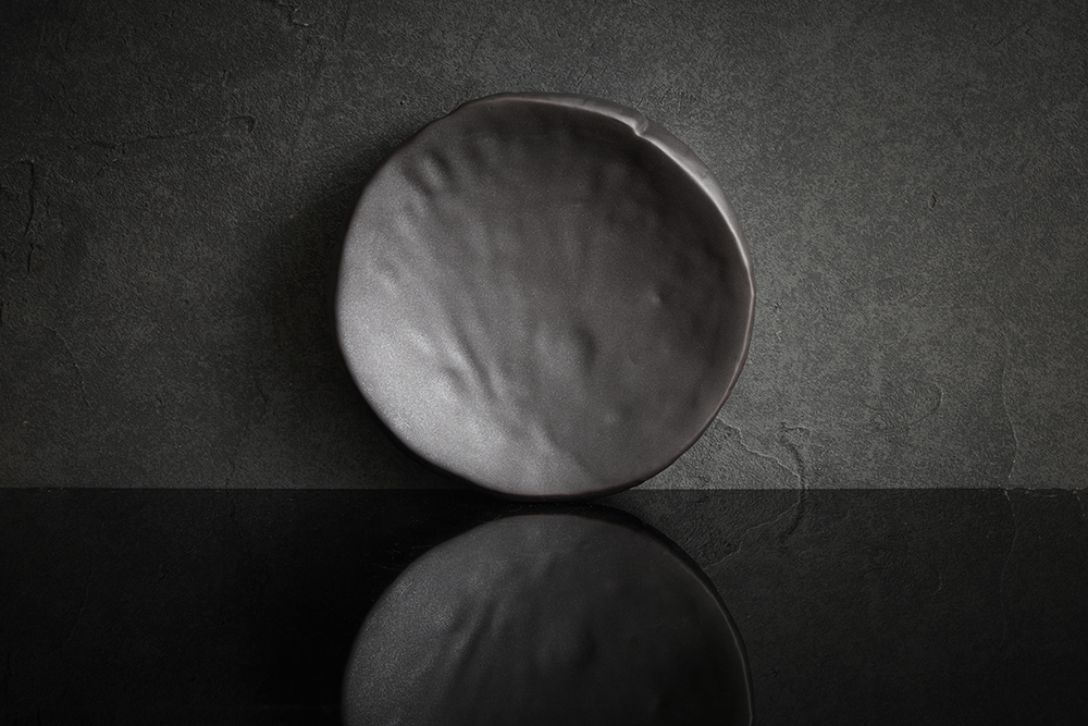 צלחת שף מוגבהת 23 ס"מ LEK שחור