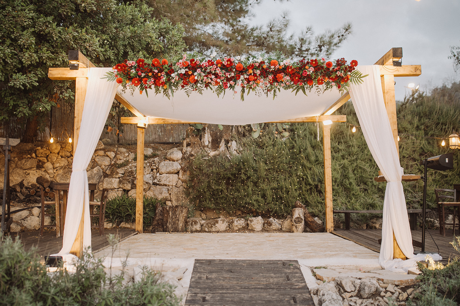 השוואה מקיפה: מהם ההבדלים בין חתונה תחת כיפת השמיים לאולם סגור?