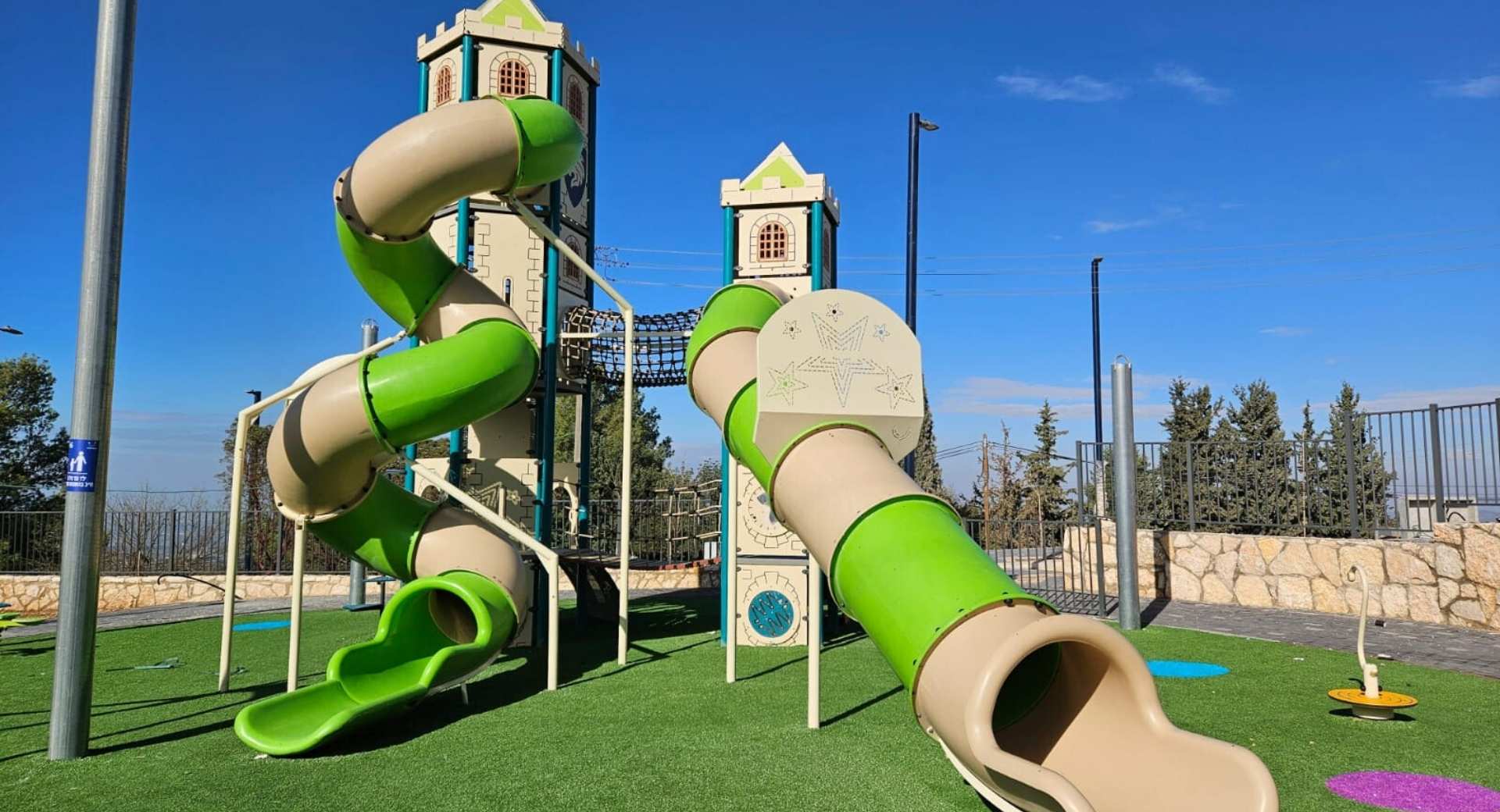 גן משחקים עם טירה וגשר חבלים