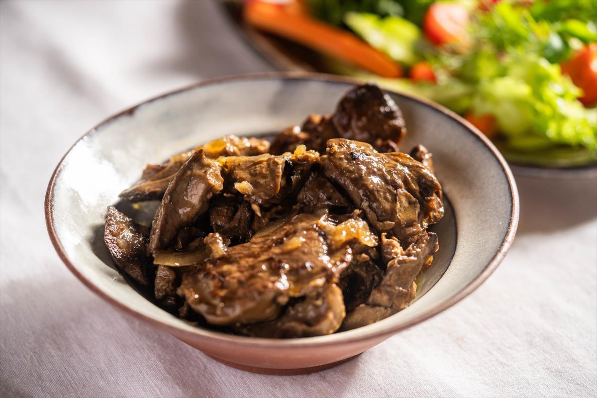 Liver in onion and wine sauce