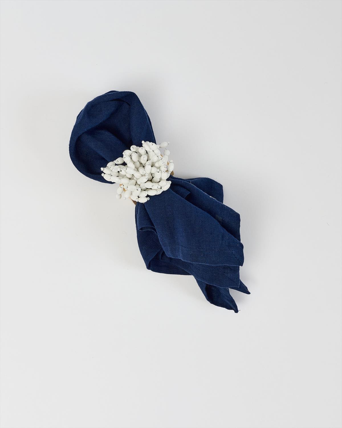 חבק אלמוגים חרוזים לבנים