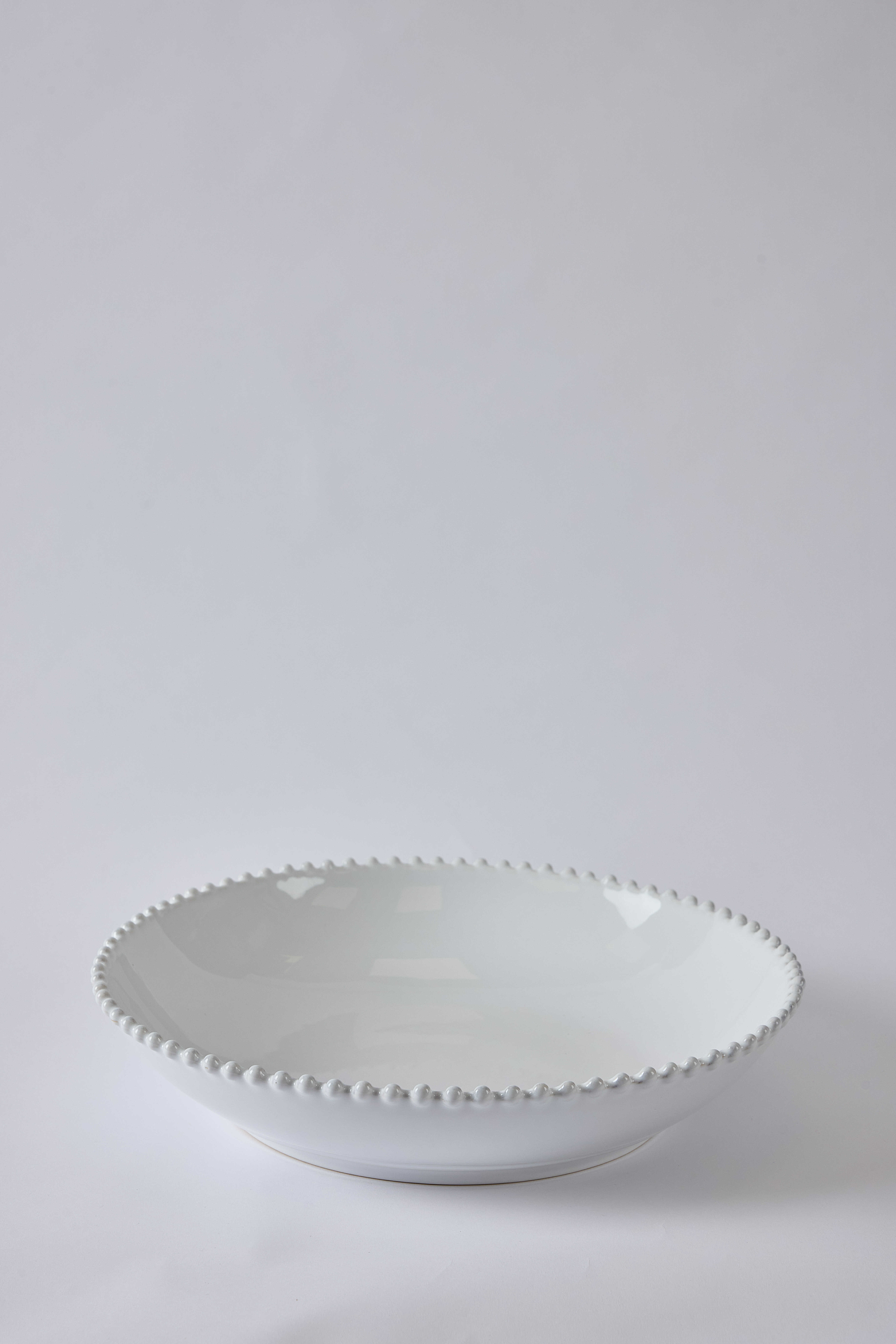 קערה שטוחה עם פנינים