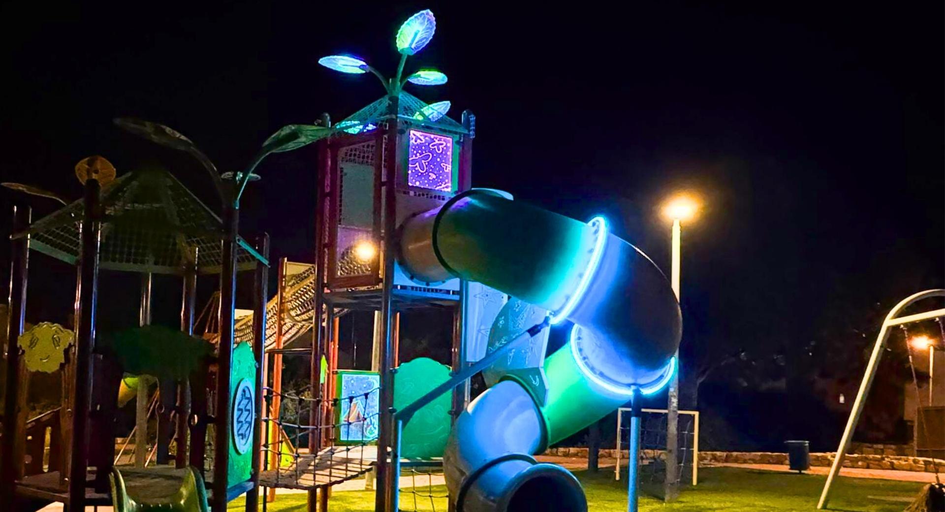  גן משחקים מואר עם תאורת LED משולבת במתקן 