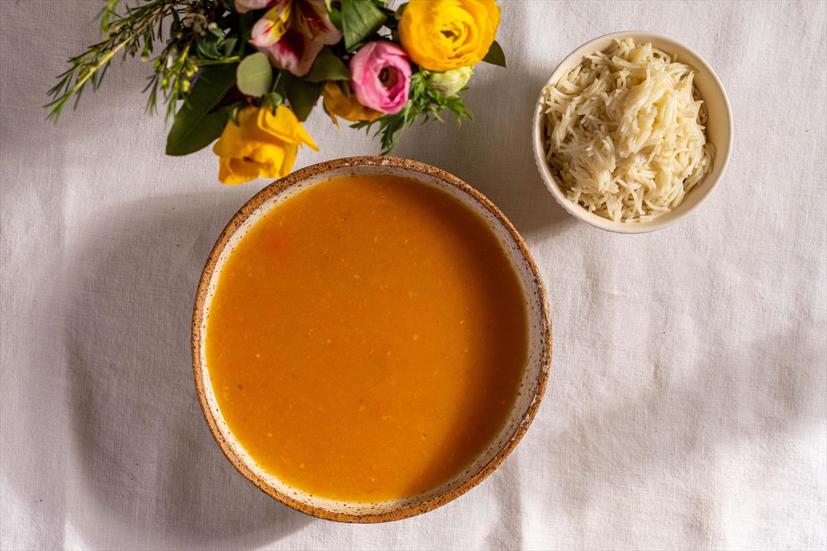 מרק כתום קרמי על בסיס ירקות כתומים