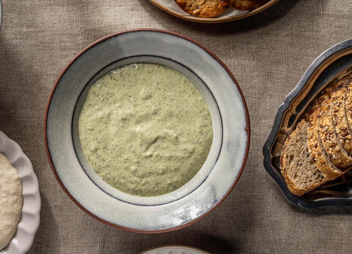 American-Style Garlic & Dill Dip
