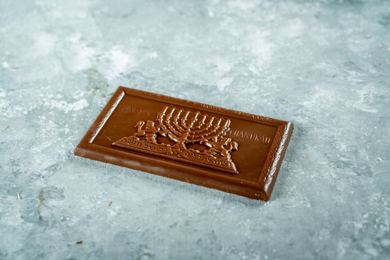 טבלת שוקולד חנוכה חגיגית חלבית 