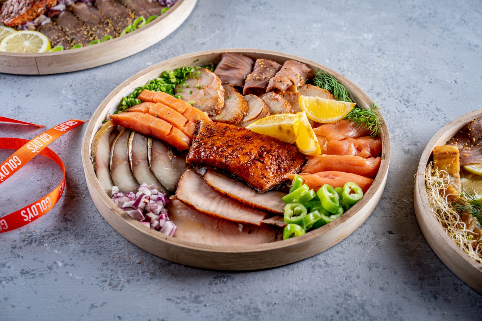 פלטת מעושנים מעוצבת על בוצ'ר עץ