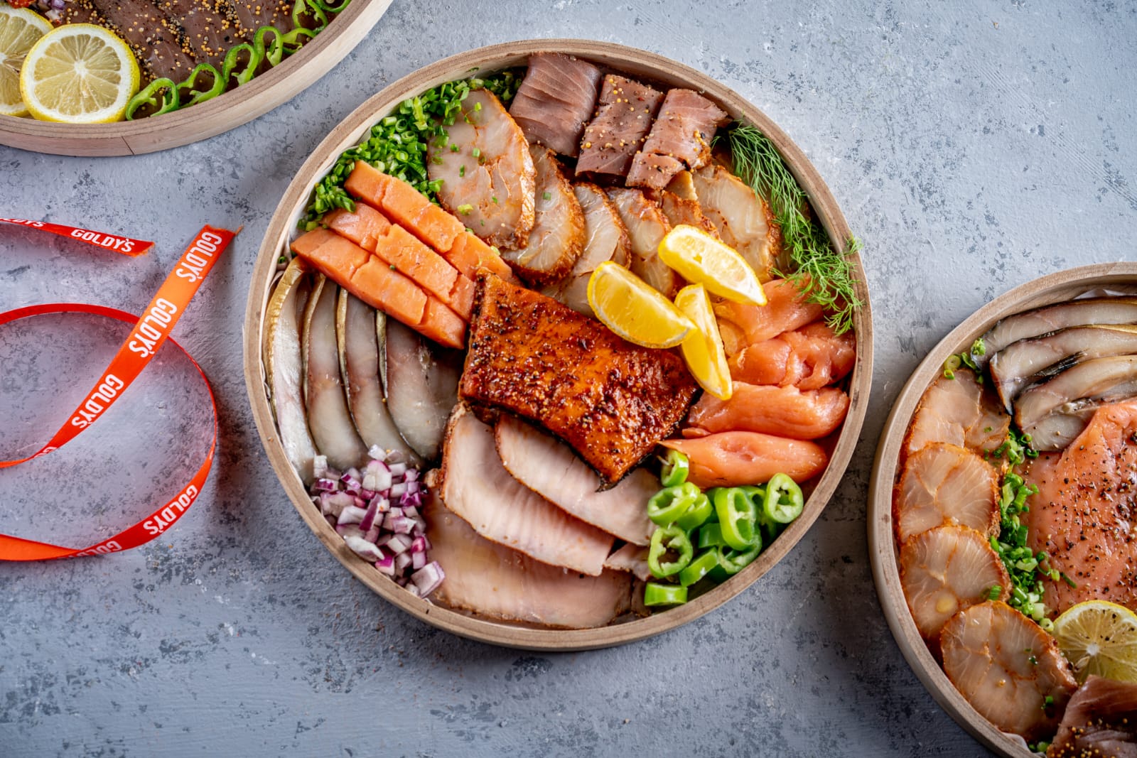 פלטת מעושנים מעוצבת על בוצ'ר עץ