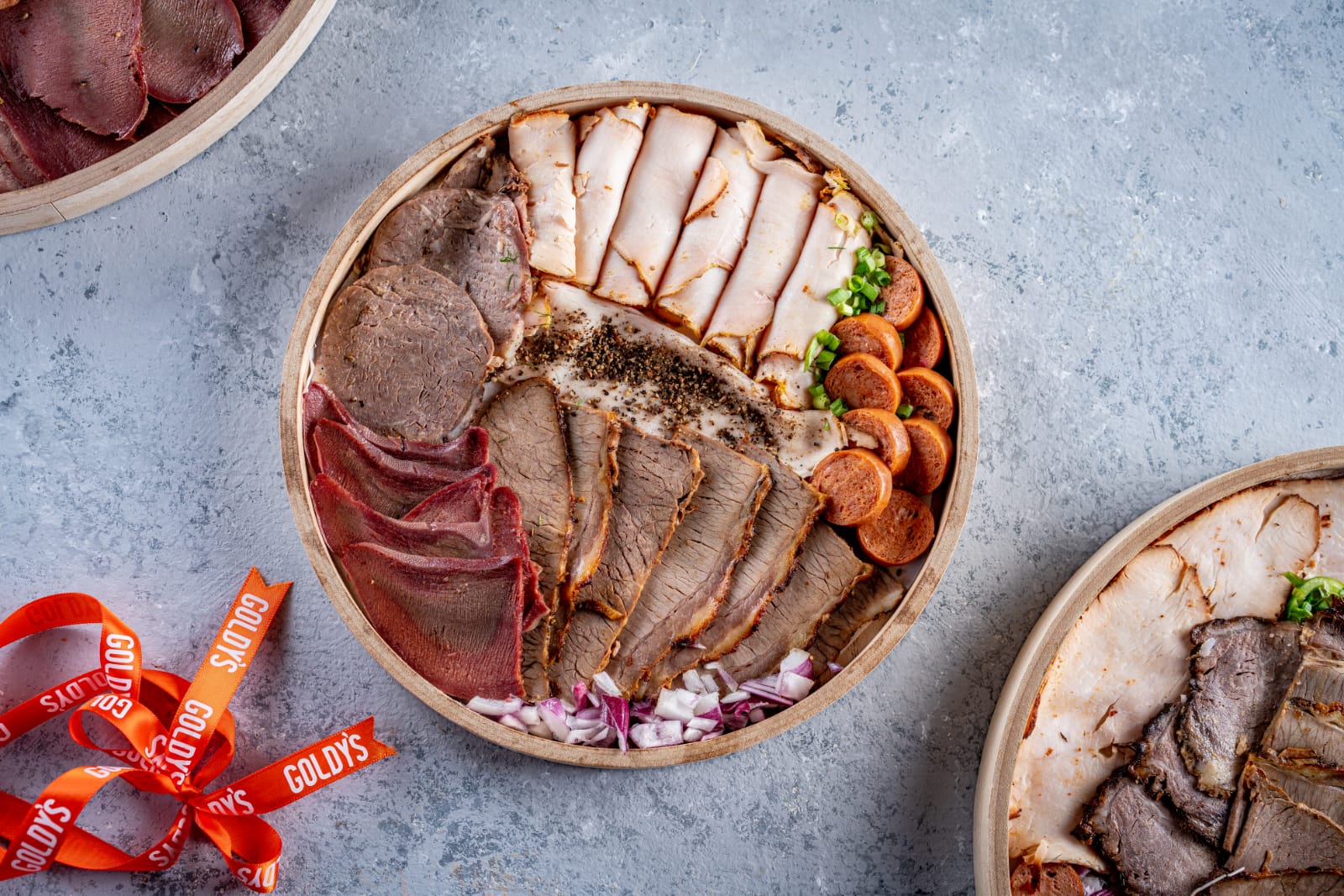 פלטת בשר מעושן מעוצבת על בוצ'ר עץ