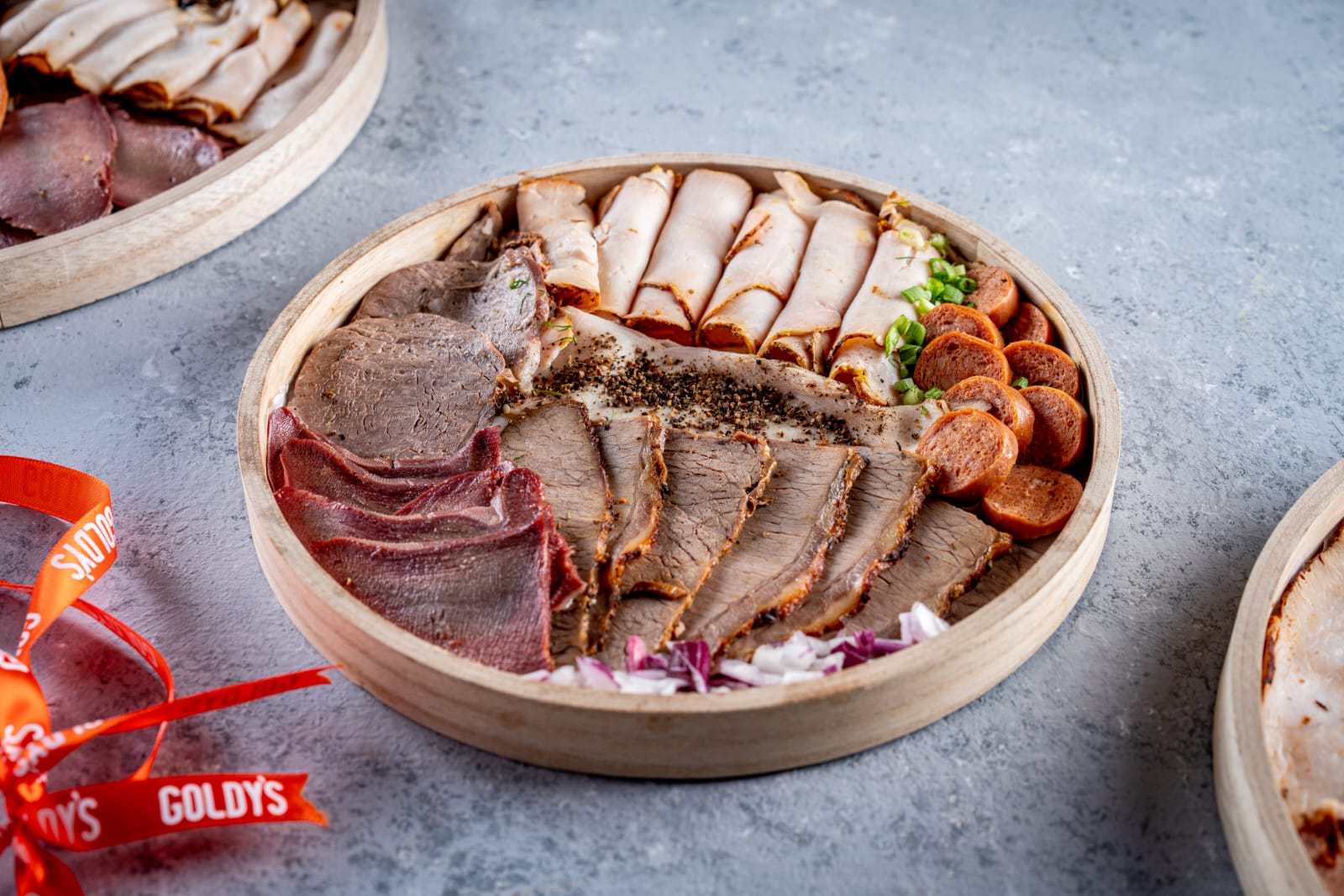 פלטת בשר מעושן מעוצבת על בוצ'ר עץ