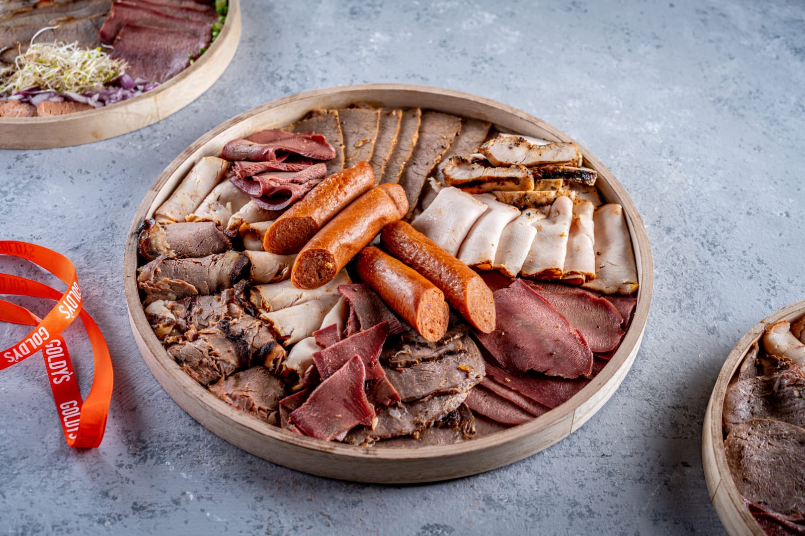 פלטת בשר מעושן מעוצבת על בוצ'ר עץ