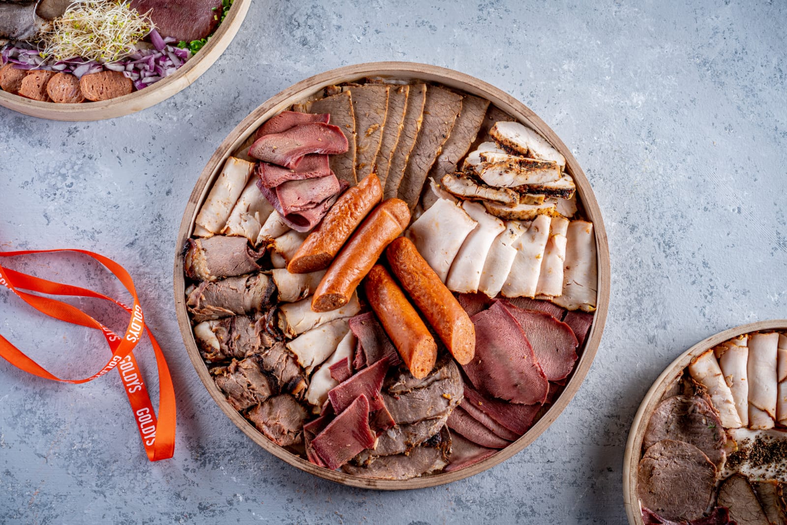 פלטת בשר מעושן מעוצבת על בוצ'ר עץ