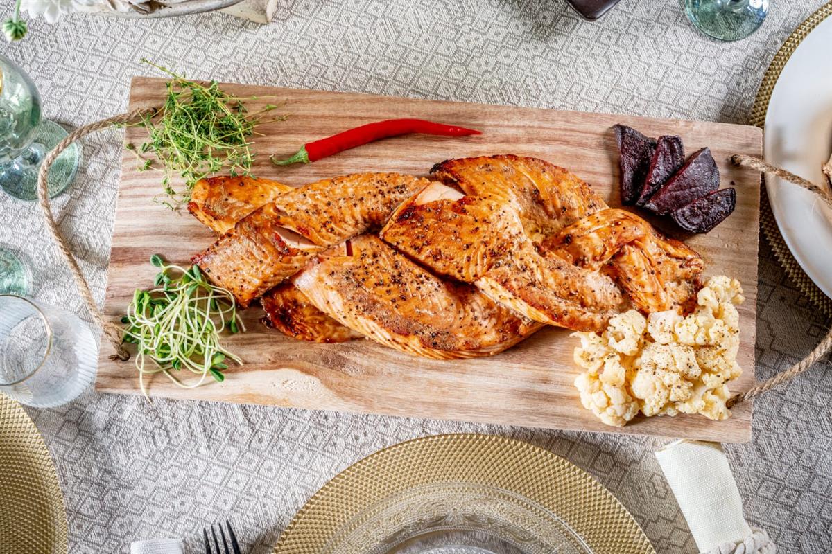 חלת סלמון ענקית על בוצ'ר עץ 