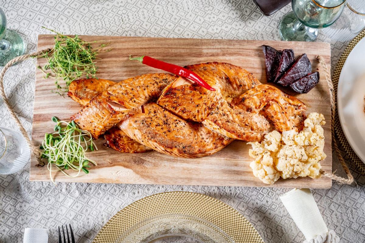 חלת סלמון ענקית על בוצ'ר עץ 