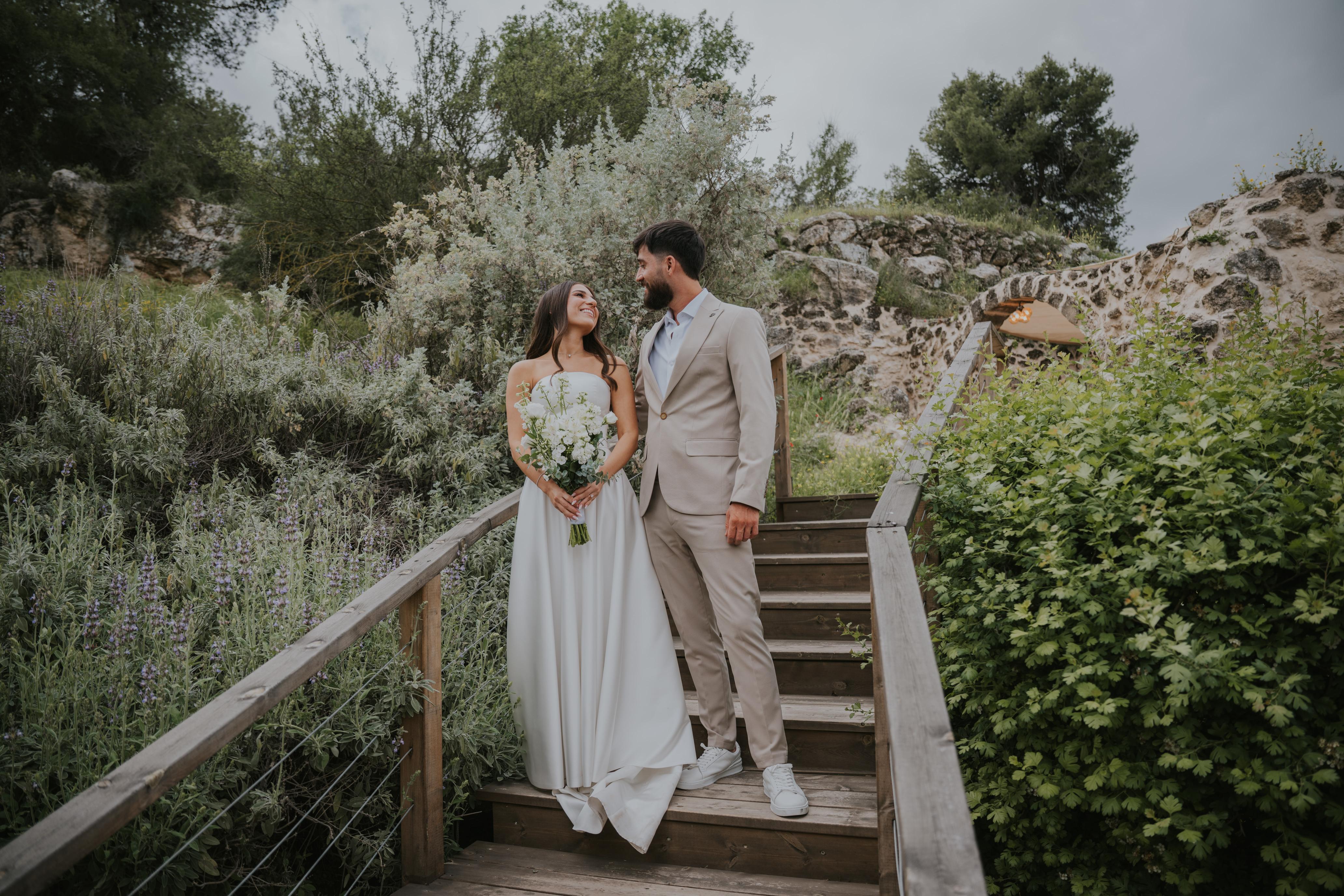 מה הדרך הכי טובה לשלב חוויות חוץ ופנים בחתונה בסתיו?