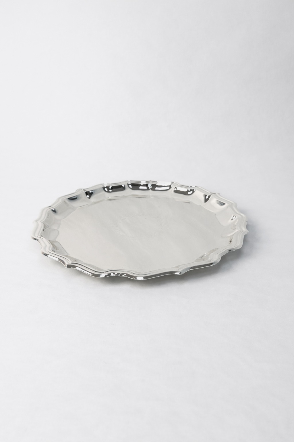 מגש ניקל עגול עם מסגרת עיטורים עדינה