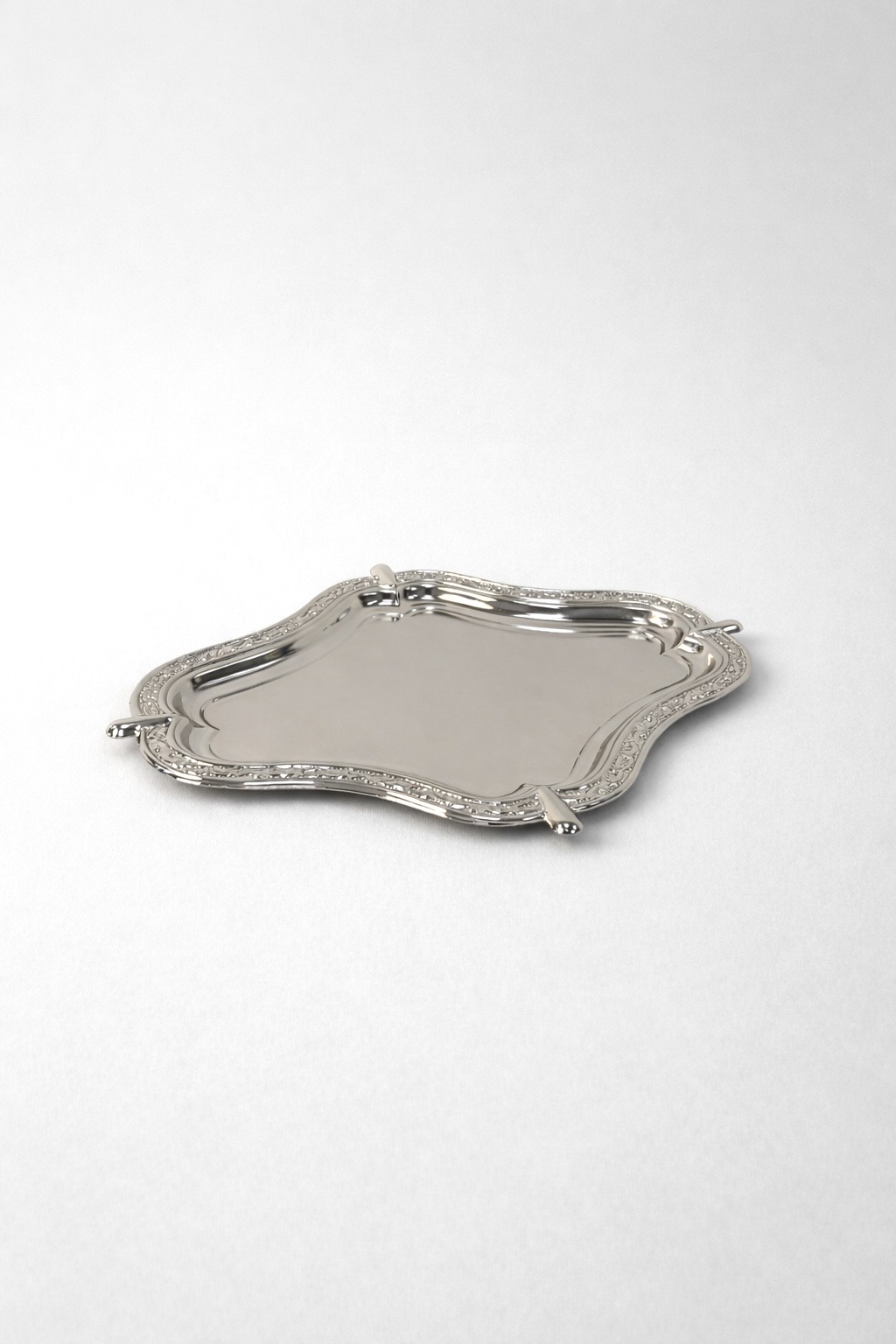מגש כסף קטן עם מסגרת עיטורים
