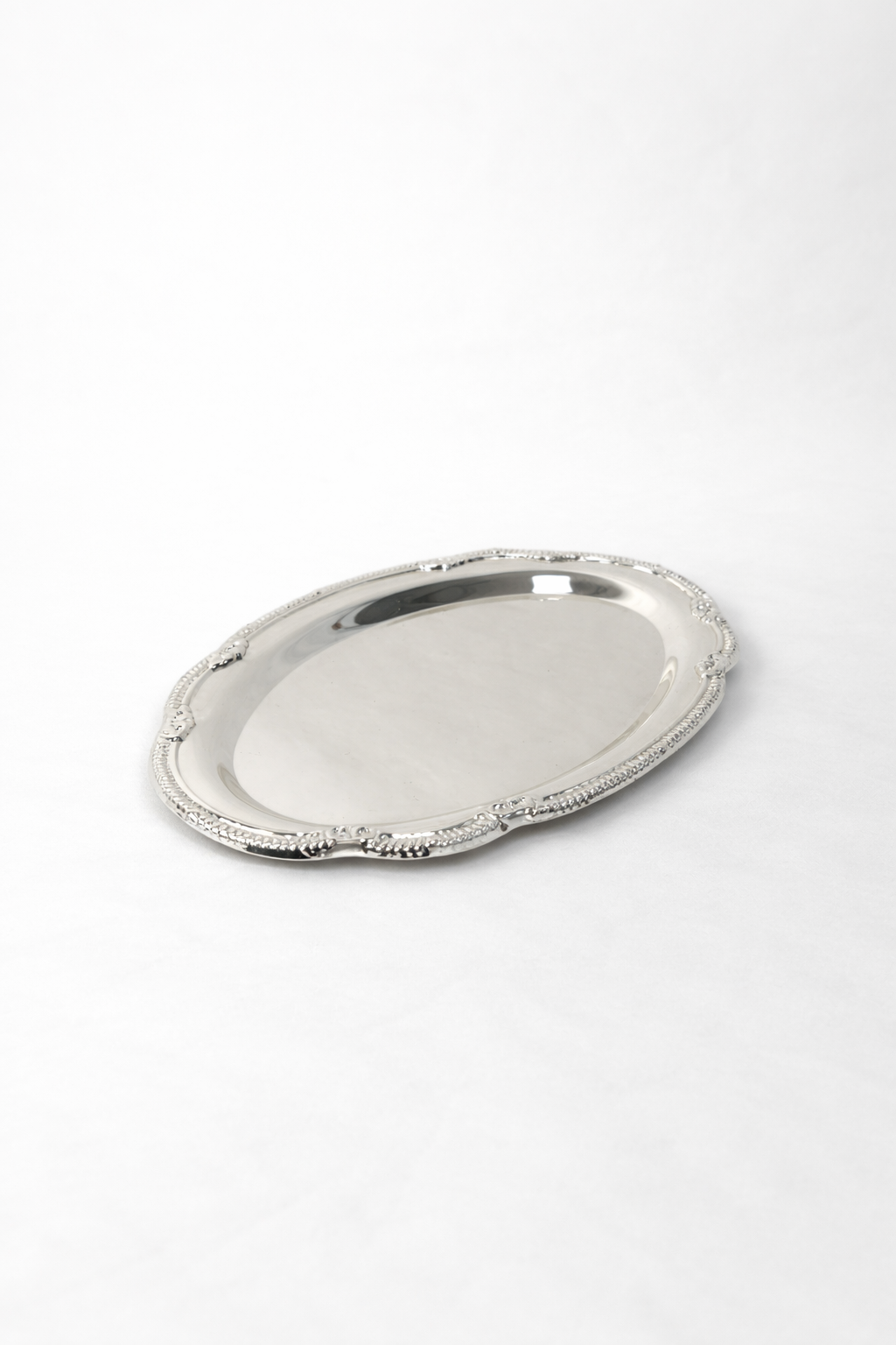 מגש אובלי קטן ציפוי כסף עם מסגרת עיטורים