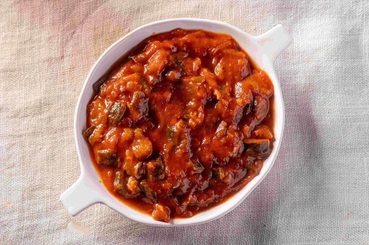 קישואים מוקפצים בעגבניות