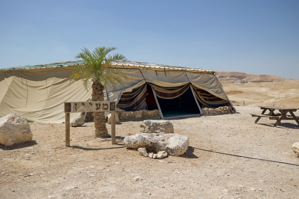מזרון במאהל משותף- קמפינג