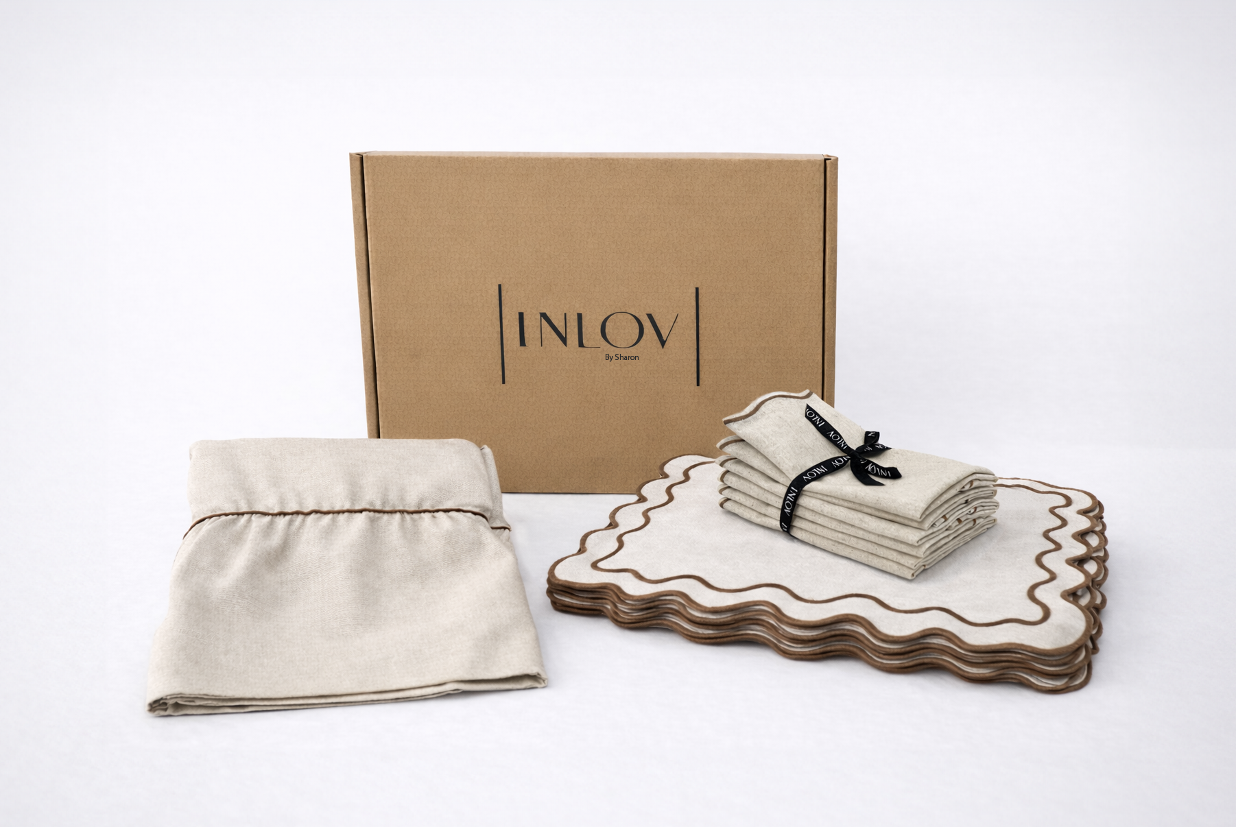 מארז Linen Waves מכיל מפה, פלייסמטים ומפיות ריקמה חומה