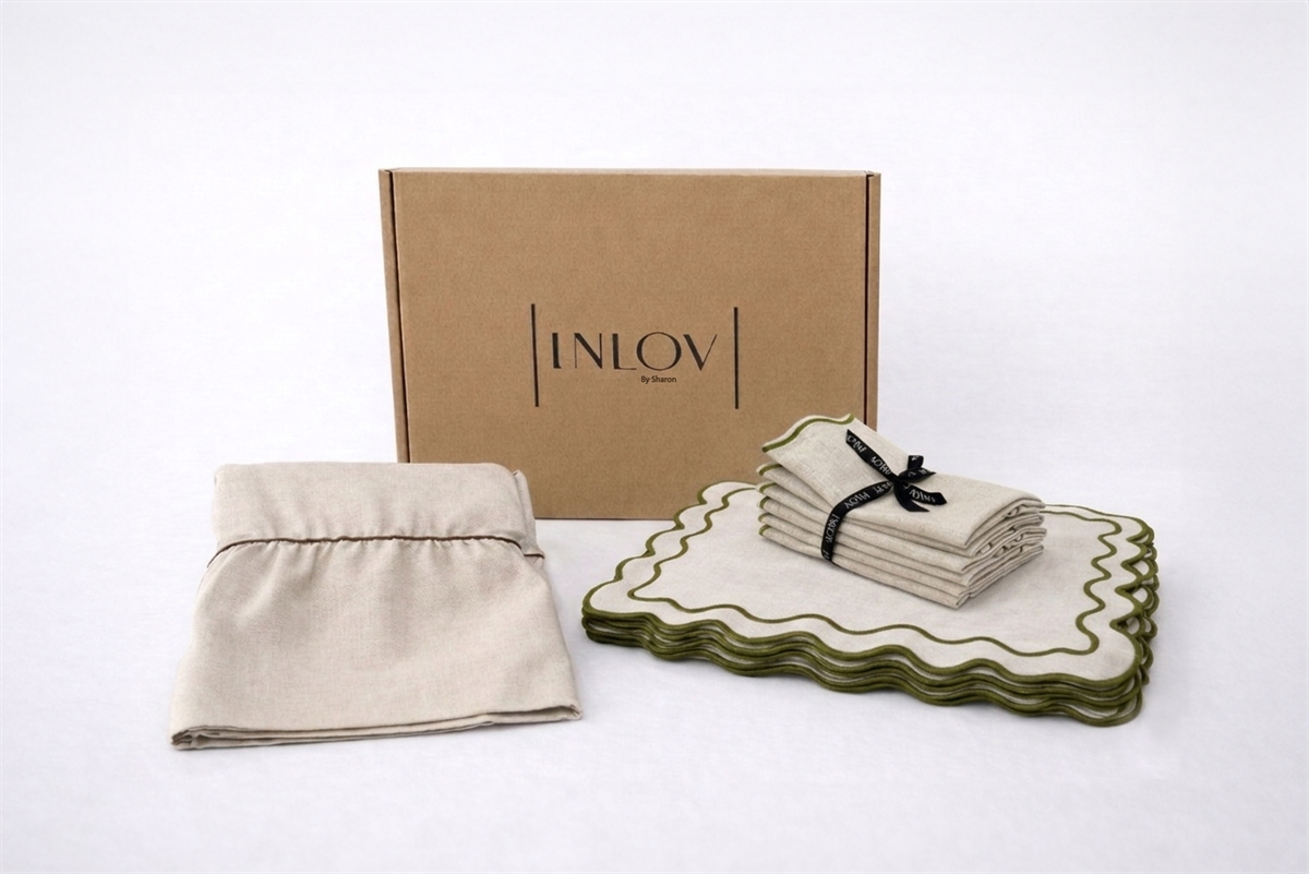 מארז Linen Waves מכיל מפה מסגרת חומה, פלייסמטים ומפיות עם גימור ריקמה בצבע ירוק