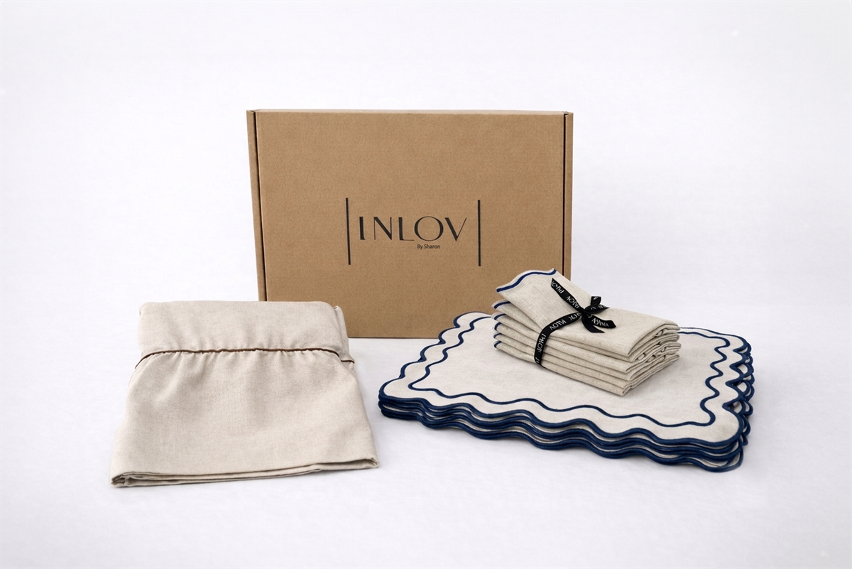 מארז Linen Waves מכיל  מפה מסגרת חומה, פלייסמטים ומפיות ריקמה בכחול כהה