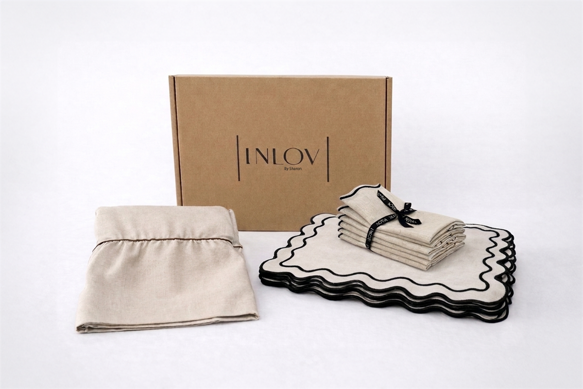מארז Linen Waves מכיל מפה מסגרת חומה, פלייסמטים ומפיות ריקמה בצבע שחור