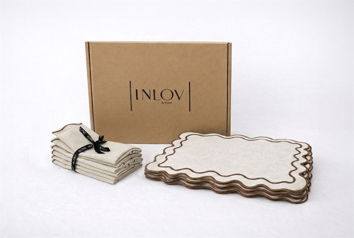 מארז Linen Waves מכיל  פלייסמטים ומפיות פשתן מסגרת ריקמה בצבע חום