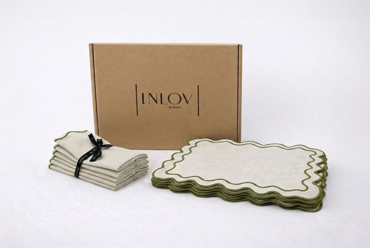 מארז Linen Waves מכיל פלייסמטים ומפיות מסגרת ריקמה בצבע ירוק