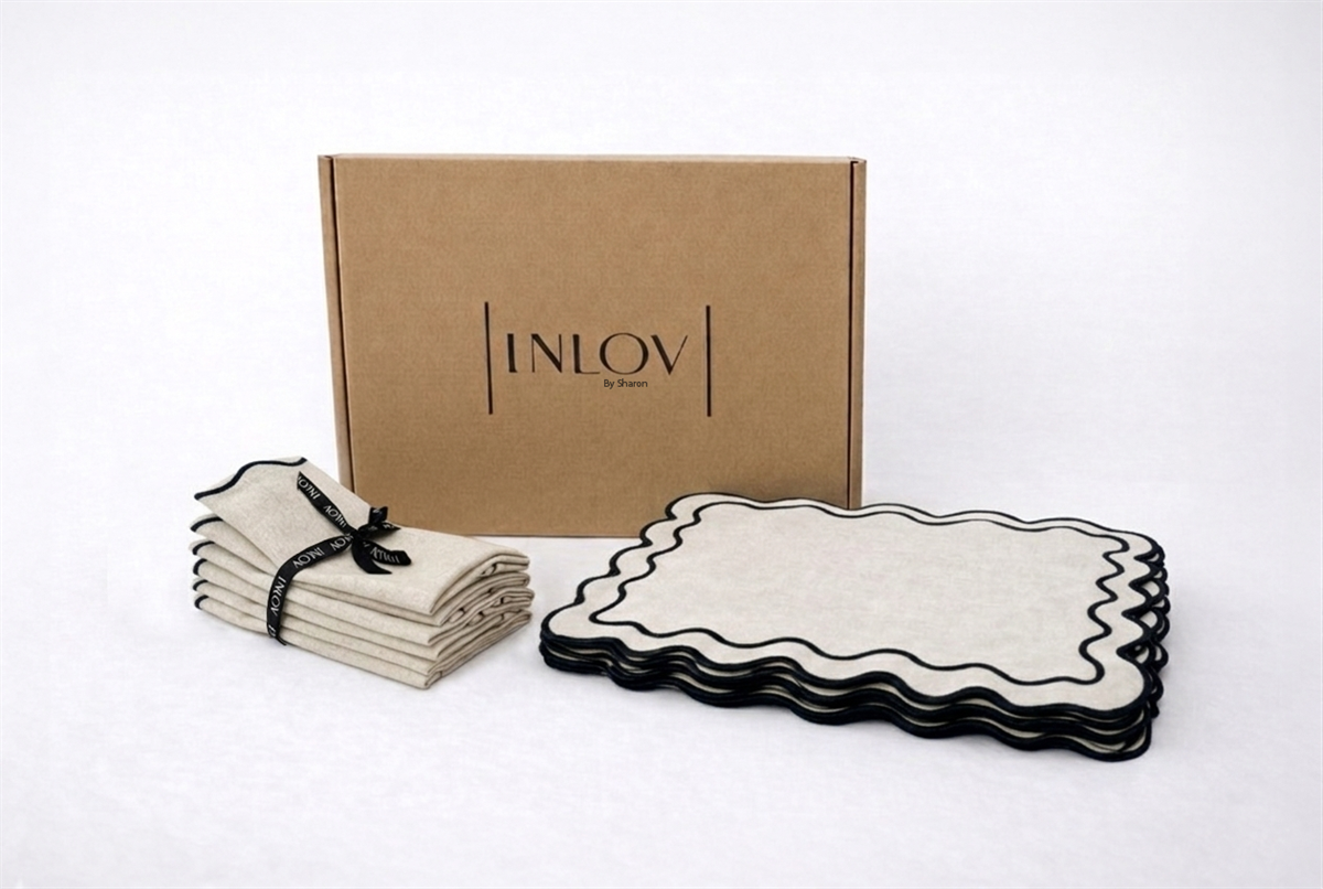 מארז Linen Waves מכיל פלייסמטים ומפיות מסגרת בצבע שחור