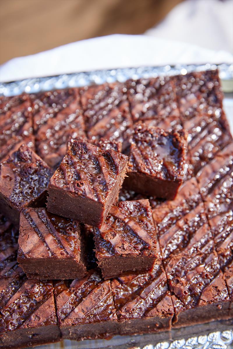 ריבועי בראוניז ושברי טופי מלוח