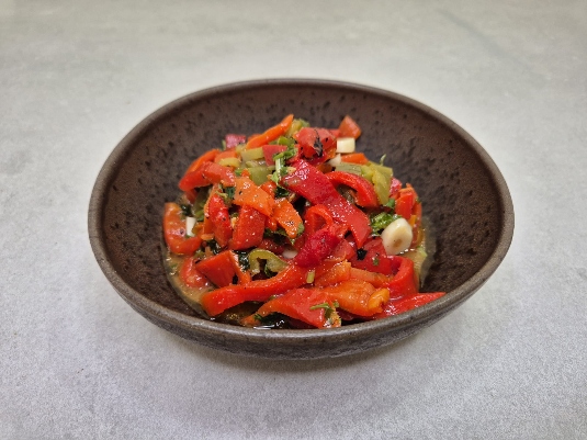 סלט פלפלים קלויים ושום