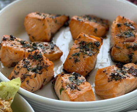 סטייק סלמון אפוי בשמן זית ועשבי תבלין