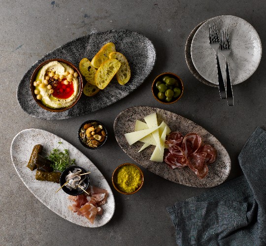 תכנון הגשה נכונה באירועים רבי משתתפים עם כלי אוכל יוקרתיים