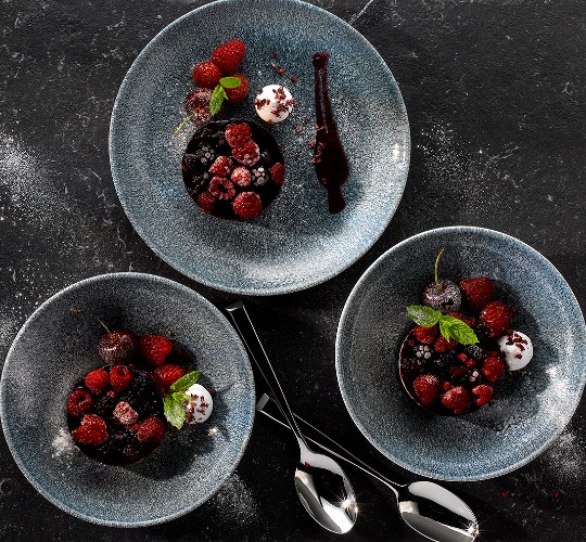 יצירת שפה עיצובית אחידה בשולחן האירוח באמצעות כלי אוכל יוקרתיים