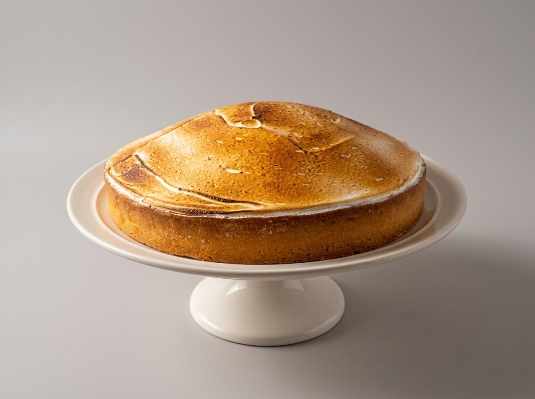 עוגה גדולה בכלי על רגל