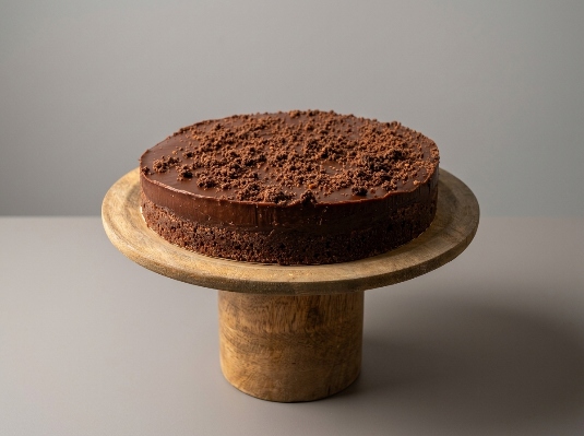 עוגה בכלי על רגל מעץ