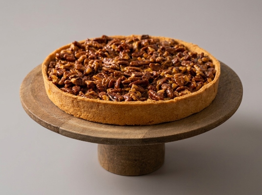 עוגה גדולה בכלי על רגל מעץ