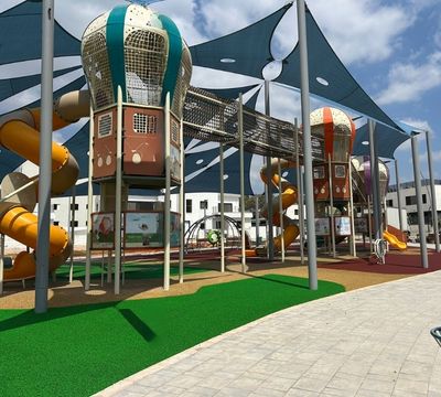 תכנון גן סיפור עם מתקני כדורים פורחים