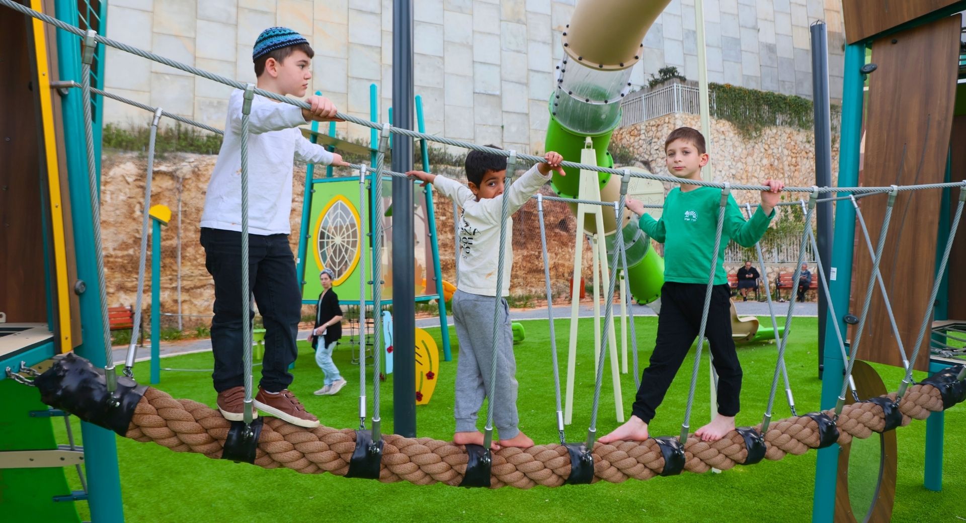 תכנון וביצוע גן משחקים לילדים ופעוטות
