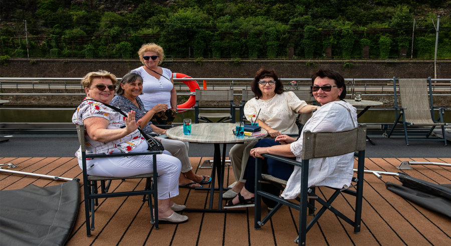 חברים על סיפון ספינת נהר שייט בדנובה