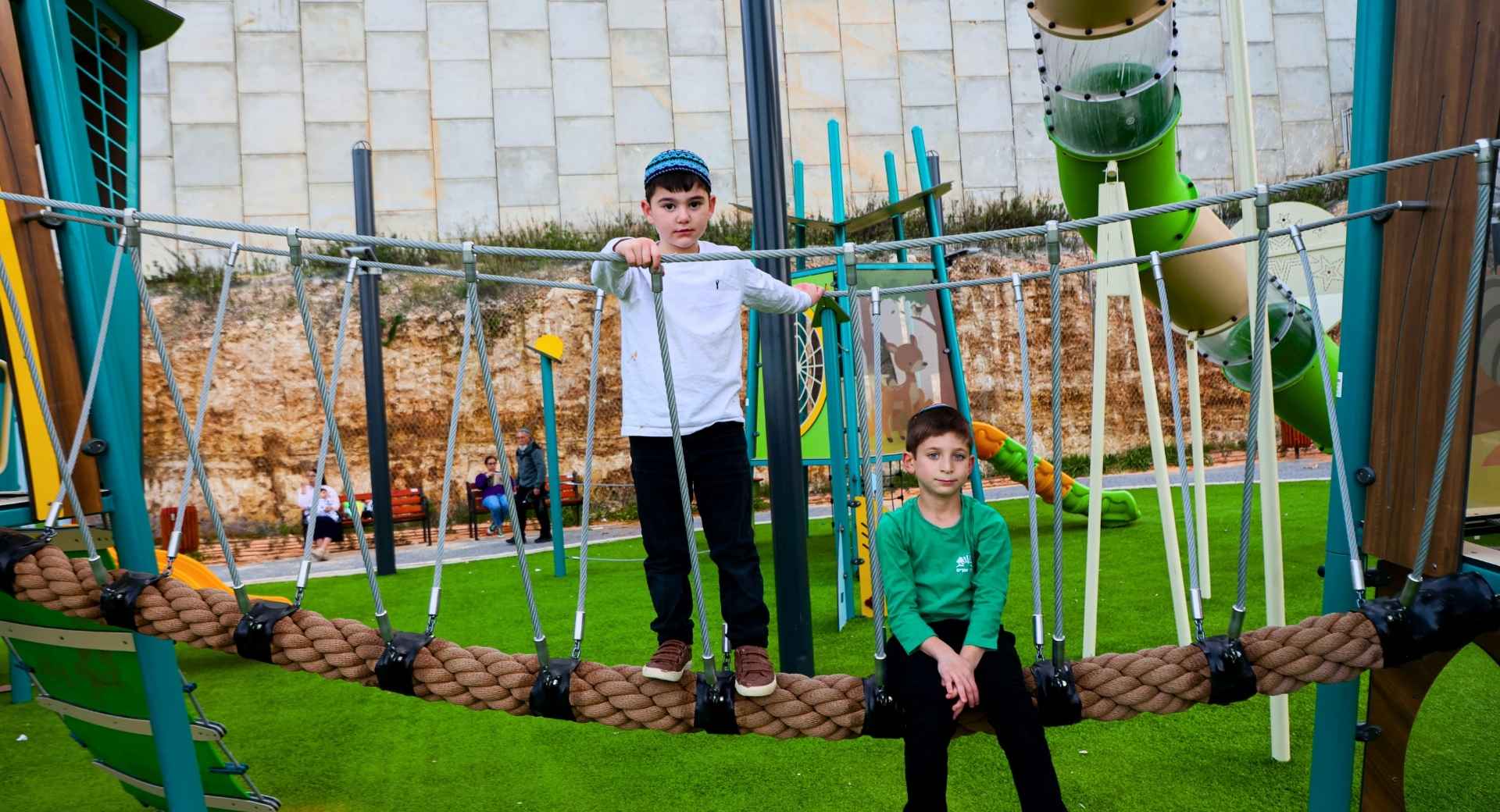 תכנון וביצוע גן משחקים לילדים ופעוטות