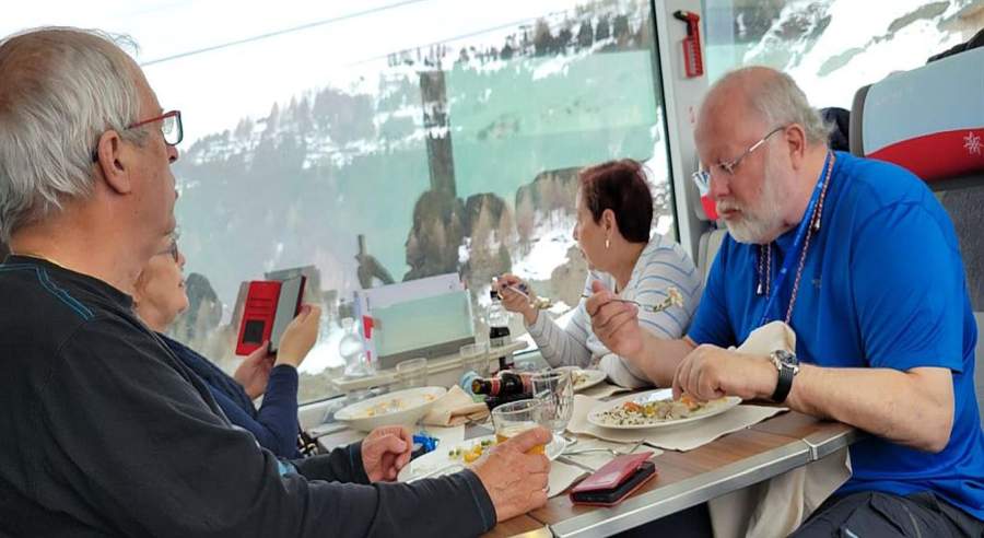 קבוצת חברים בטיול רכבות של גורדון בשוויץ